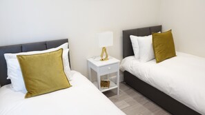 Laptop workspace, soundproofing, free WiFi, bed sheets - The Close Airport (Hayes)