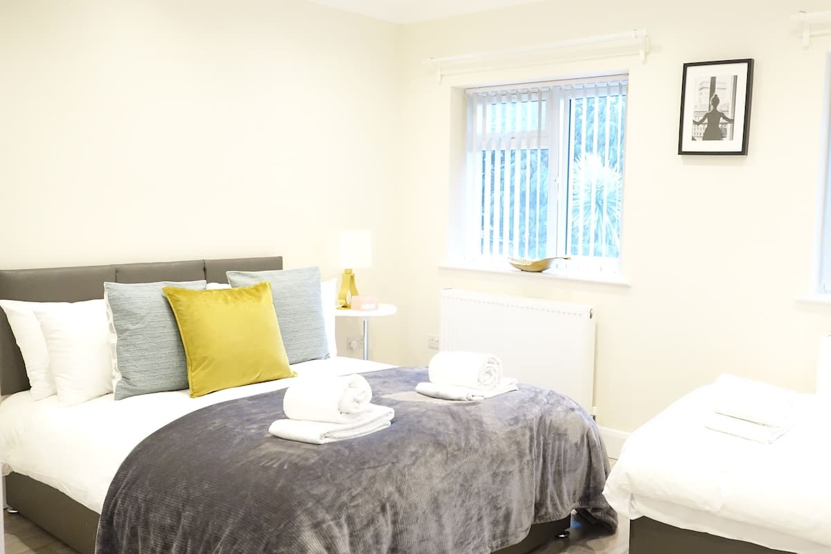 Deluxe Triple Room (Room 6) | Laptop workspace, soundproofing, WiFi (free), bed sheets