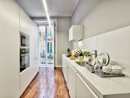 大冰箱、微波炉、烤箱、炉灶