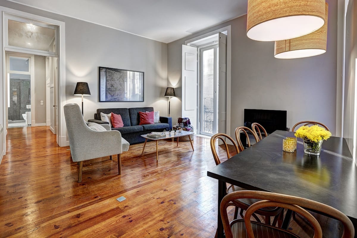 Apartamento superior, 3 quartos, cozinha americana, vista para a cidade | Área de estar | TV de tela plana