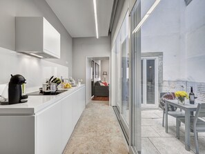 Apartamento superior, 1 quarto, cozinha americana, vista para a cidade | Cozinha privada | Geladeira grande, micro-ondas, fogão, cooktop