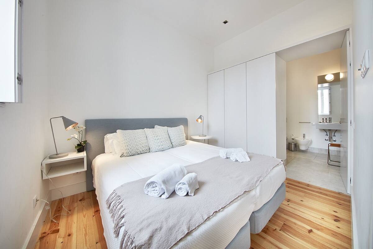 Apartment, 1 Bedroom | Soundproofing, iron/ironing board, WiFi (free), bed sheets