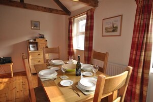 Cottage, 2 Bedrooms | In-room dining