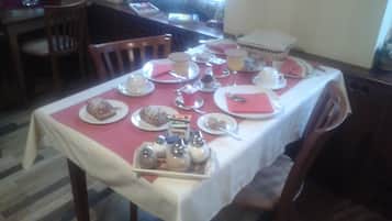 Free daily continental breakfast