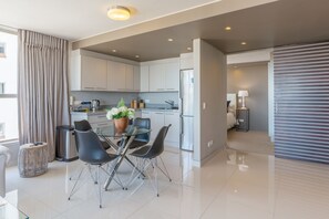 Condo Royal, 2 habitaciones, balcón, vista al parque | Cocineta privada | Refrigerador, microondas y cafetera y tetera 