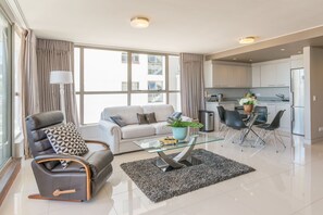Royal Condo, 2 Bedrooms, Balcony, Park View | Living area