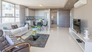 รอยัลคอนโด, 2 ห้องนอน, ระเบียง, วิวสวนสาธารณะ | บริเวณนั่งเล่น