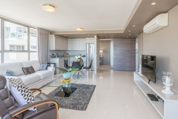 Royal Condo, 2 Bedrooms, Balcony, Park View | Living area