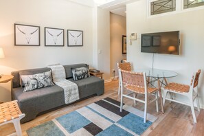 Appartement supérieur, 1 chambre, balcon, vue sur la cour intérieure | Aire de séjour | Téléviseur à écran plat