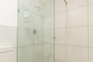 Apartamento superior, 1 habitación, balcón, vistas al patio | Ducha del cuarto de baño