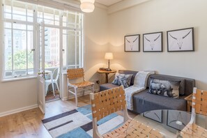Apartamento superior, 1 habitación, balcón, vistas al patio | Zona de estar | Una televisión de pantalla plana