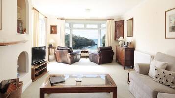 Apartamento, 4 quartos, 2 banheiros, vista para o mar | Sala de estar | TV de tela plana, DVD player, dock para iPod