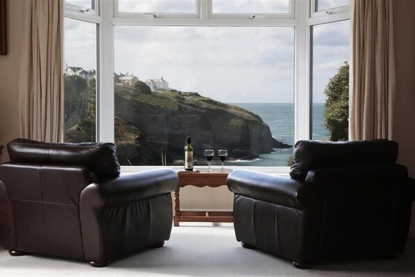 Apartment, 4 Bedrooms, 2 Bathrooms, Sea View | Living area | Flat-screen TV, DVD player, iPod dock - Green Door - Upper Tregudda (Port Isaac)