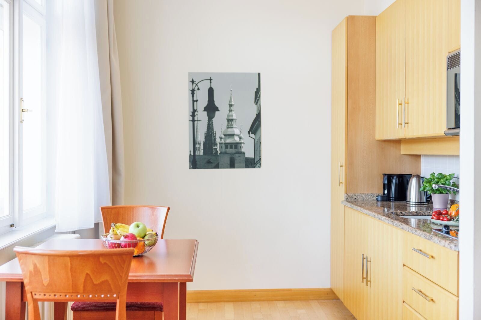 comfort studio | private kitchen | fridge, microwave, stovetop, coffee/tea maker