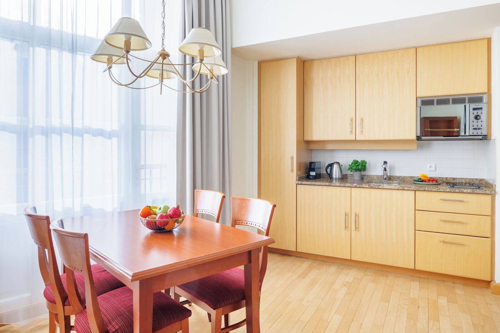 comfort studio | private kitchen | fridge, microwave, stovetop, coffee/tea maker