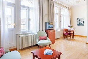 Comfort Studio | Living area | Flat-screen TV