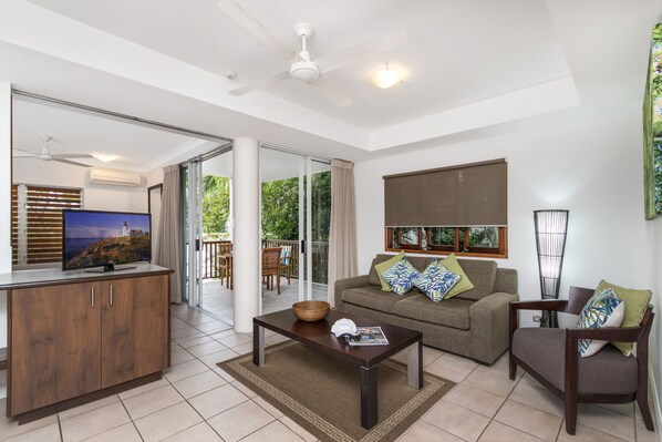 スーペリア スタジオスイート 1 ベッドルーム 禁煙 ヒルビュー | リビング エリア | 薄型テレビ