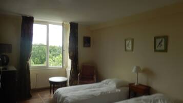 Room | 1 bedroom, individually decorated, individually furnished, desk