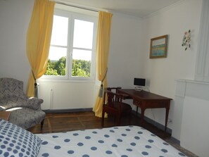 Deluxe Room, 1 Double Bed, Park View | 1 bedroom, individually decorated, individually furnished, desk - Domaine de Puyrousse (Villetoureix)