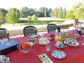 Tägliches inbegriffenes kontinentales Frühstück