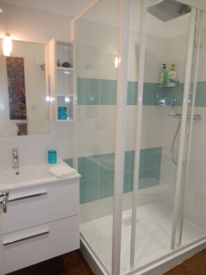Zimmer | Dusche im Bad