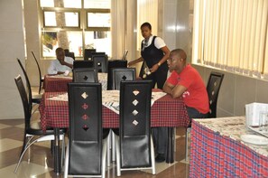 供应早餐、午餐和晚餐，本地与国际菜