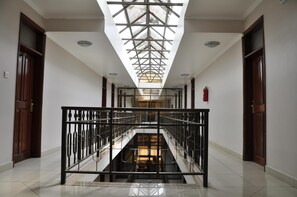 المنشأة من الداخل