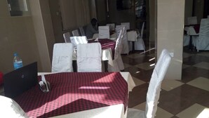 بوفيه فطور مجانًا يوميًا