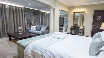 Honeymoon Suite | Minibar, in-room safe, desk, iron/ironing board