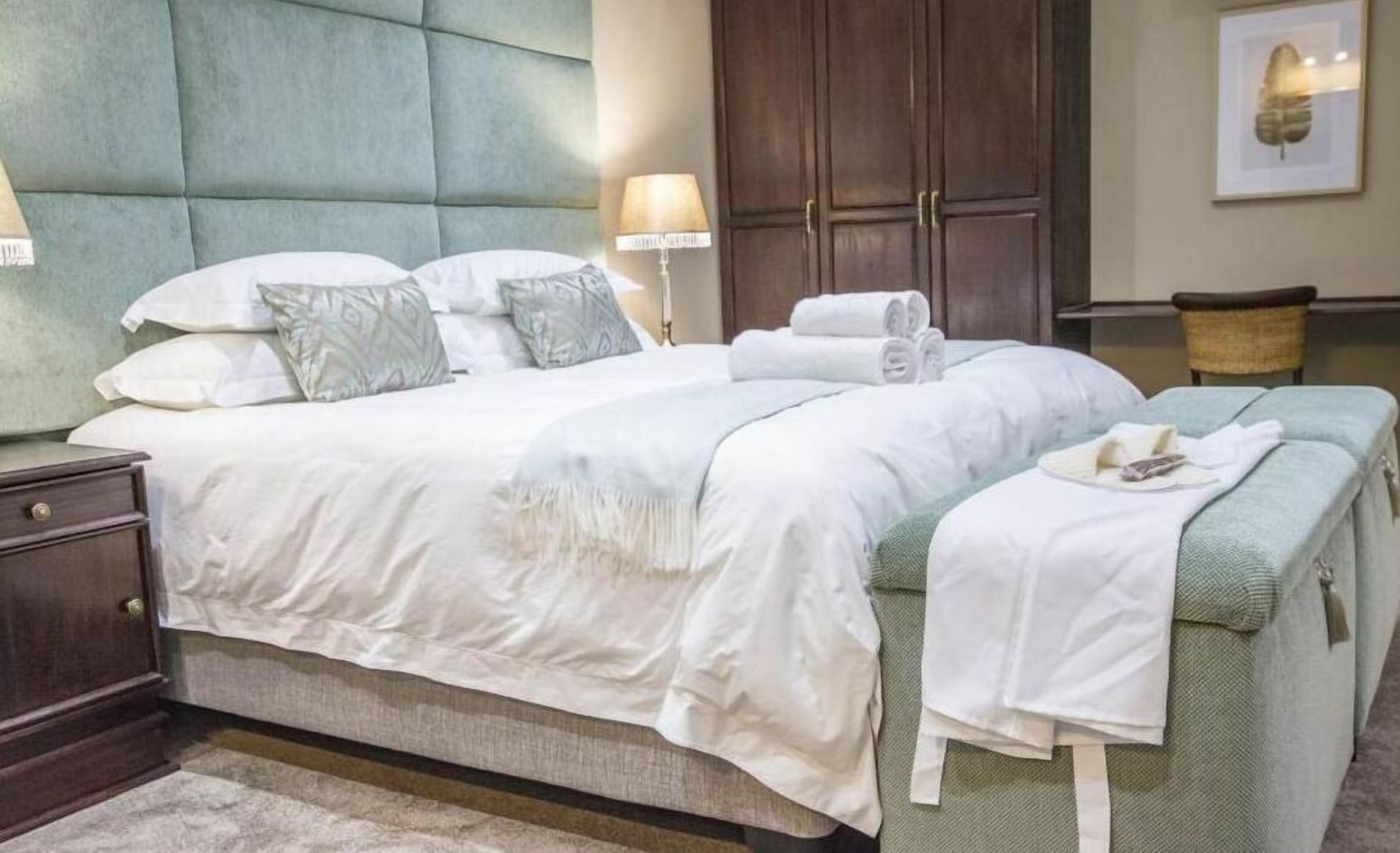 Bar mini, peti besi dalam bilik, meja, seterika/papan seterika 