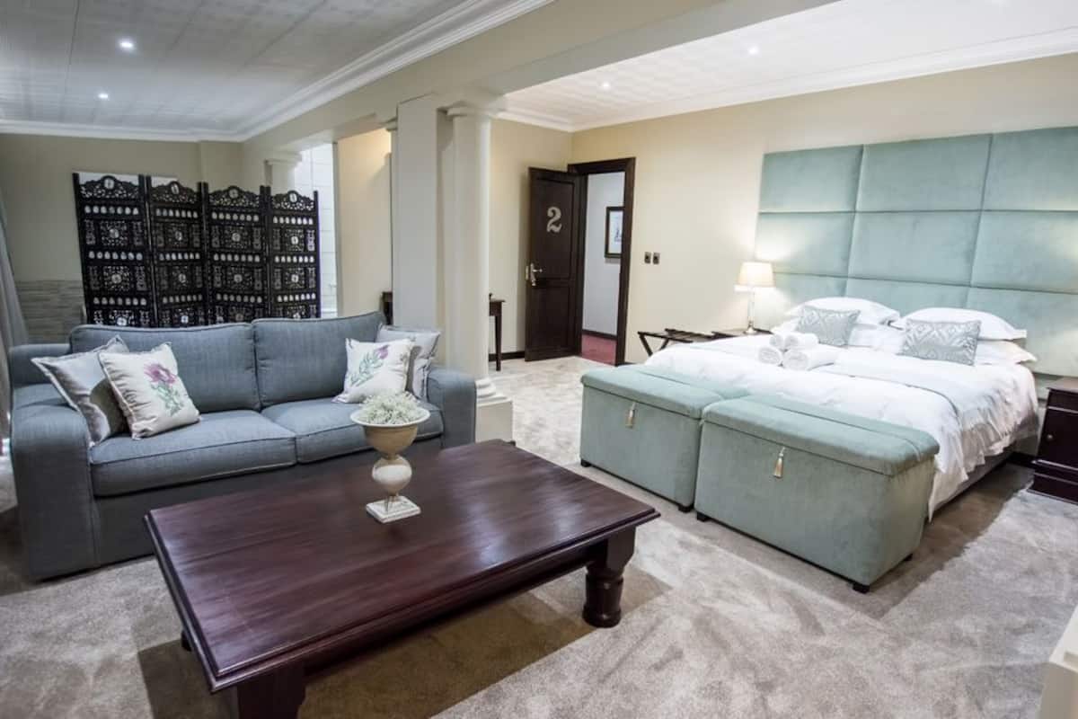 Honeymoon-Suite, 1 Schlafzimmer | Minibar, Zimmersafe, Schreibtisch, Bügeleisen/Bügelbrett