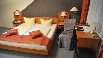 Zimmersafe, Schreibtisch, Babybetten, Zustellbetten