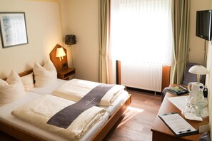 双人房 | 客房内保险箱、办公桌、婴儿床、折叠床/加床（额外收费）