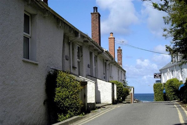 Exterior - Green Door - Thrift (Port Isaac)