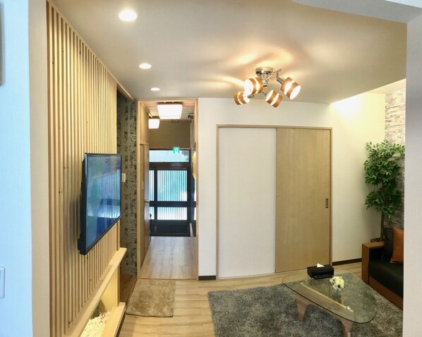 บ้านพัก | บริเวณนั่งเล่น | ทีวีจอแบน