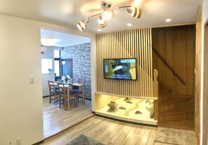 บ้านพัก | บริเวณนั่งเล่น | ทีวีจอแบน