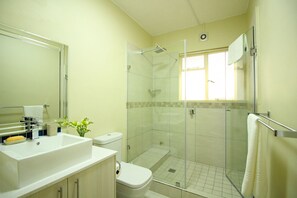 Comfort Apartment, 1 Bedroom, Balcony | Bathroom | Shower, rainfall showerhead, free toiletries, towels
