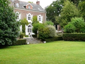 A large brick house with a well-maintained lawn and garden. - Chambres d'hôtes du Manoir de Blanche Roche (Saint-Jouan-des-Guerets)
