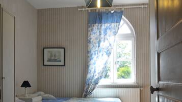 1 bedroom, individually decorated, individually furnished, desk