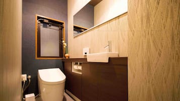 Penthouse Stay | Bathroom | Shower, free toiletries, hair dryer, slippers
