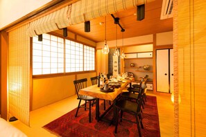 Penthouse (Stay) | Makan di kamar