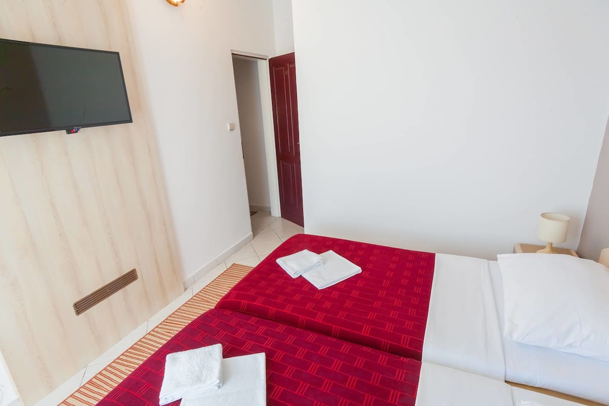 Standard Twin Room, 1 Bedroom, Balcony | In-room safe, WiFi (free), bed sheets