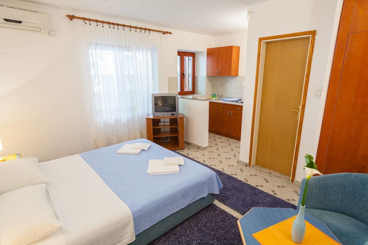 Standard Studio, 1 Double Bed, Garden View | In-room safe, WiFi (free), bed sheets