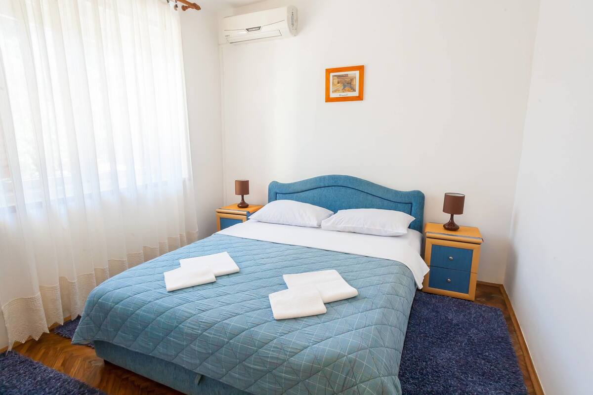 In-room safe, WiFi (free), bed sheets