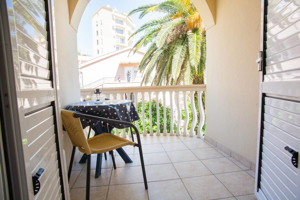 Comfort Studio, 1 Queen Bed, Terrace | In-room safe, WiFi (free), bed sheets