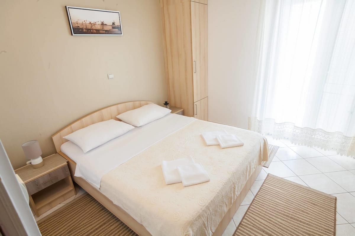 In-room safe, WiFi (free), bed sheets