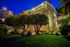 Façade de l’hébergement - soirée/nuit