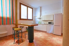 Casa, 4 quartos | Cozinha privada | Geladeira grande, micro-ondas, fogão, cooktop