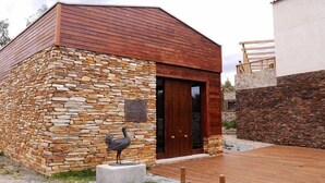 Un edificio rústico con fachada de piedra y tejado de madera.