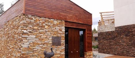 Un edificio rústico con fachada de piedra y tejado de madera.